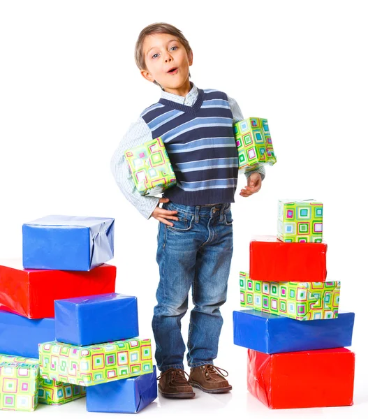 Jongen met een doos van de gift — Stockfoto