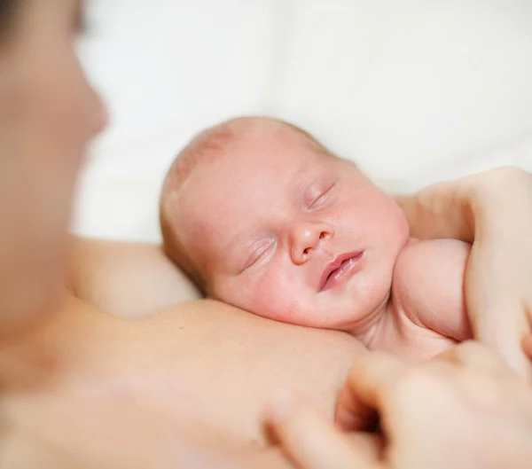 Bebé recién nacido de 11 días y madre — Foto de Stock