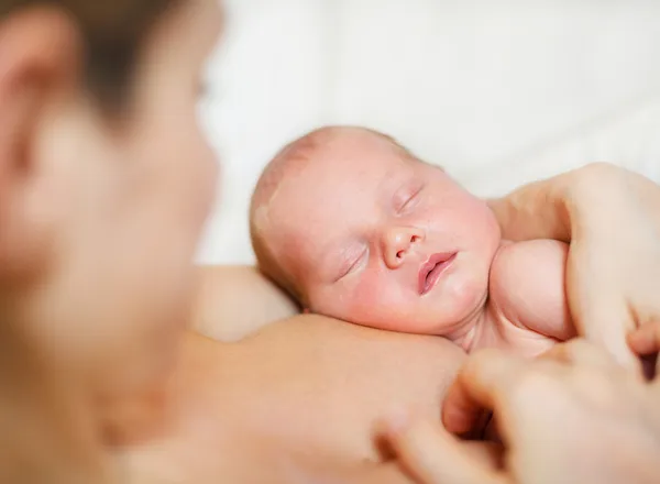 Nyfött barn i åldern 11 dagar och mor — Stockfoto