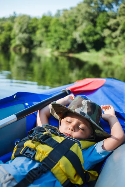 Niño kayak — Foto de Stock