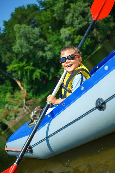 Pojke kajakpaddling — Stockfoto