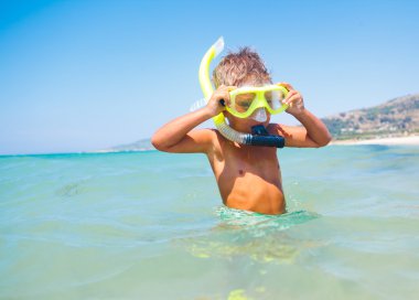 yüz maskesi içinde mutlu çocuk