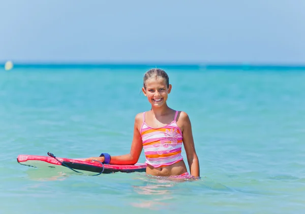 Nettes Mädchen mit Surfbrett — Stockfoto