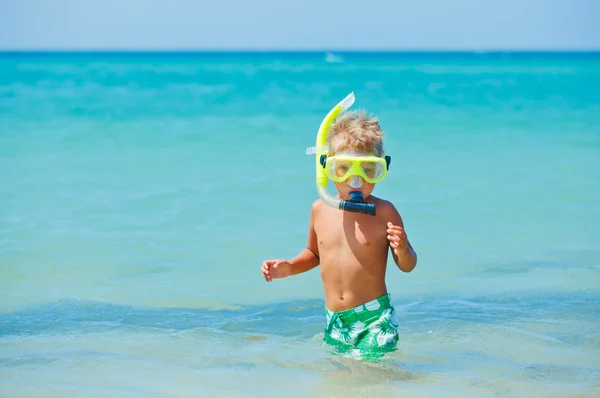 Niño feliz en máscaras faciales — Foto de Stock