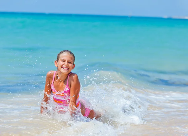 Jolie fille avec planche de surf — Photo