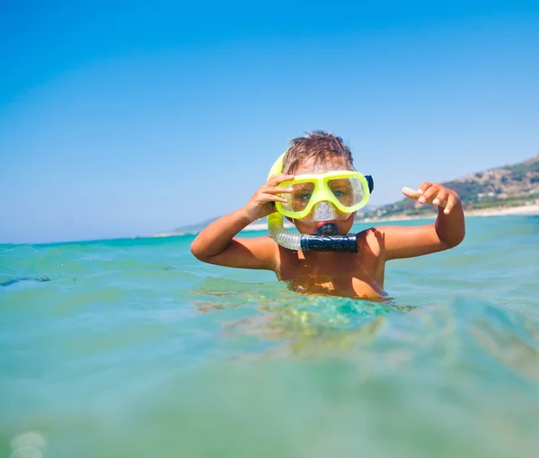 Niño feliz en máscaras faciales — Foto de Stock