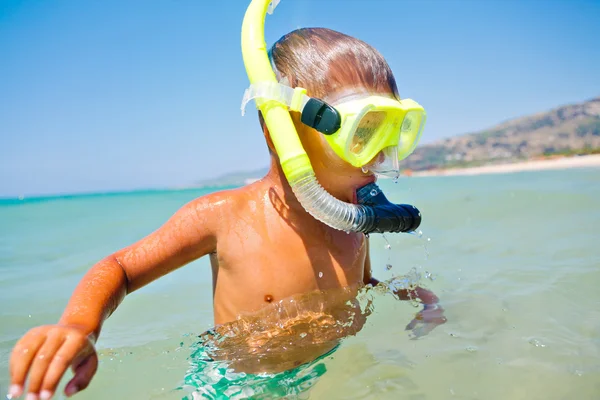 Menino feliz em máscaras faciais — Fotografia de Stock