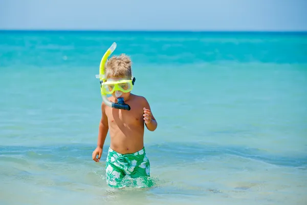 Fröhlicher Junge mit Gesichtsmasken — Stockfoto