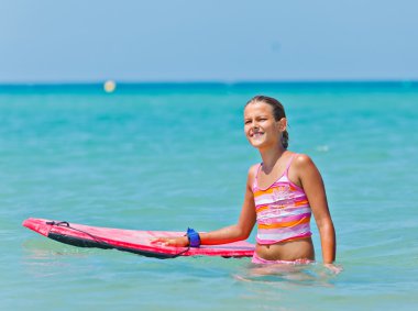 Okyanusu surfboard ile kız