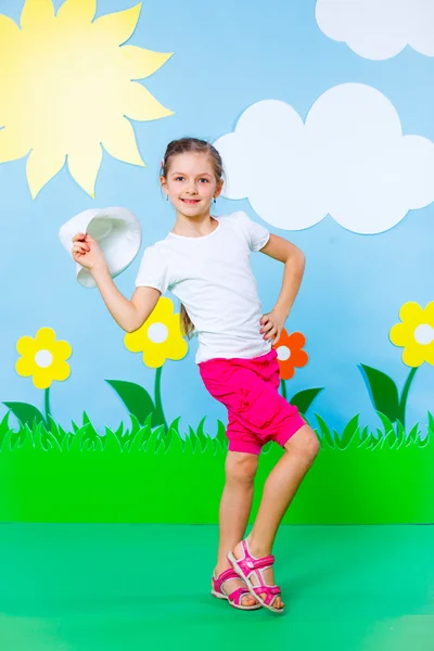 Jong meisje in zomer studio — Stockfoto