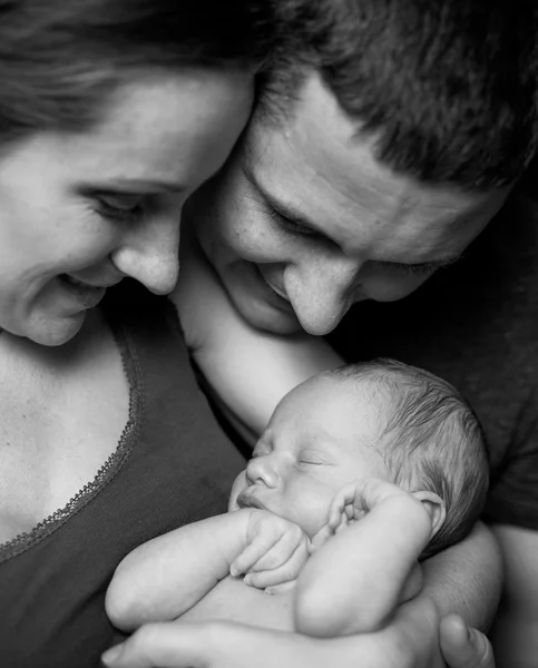 Família com o menino recém-nascido. Foto preto-e-branco — Fotografia de Stock