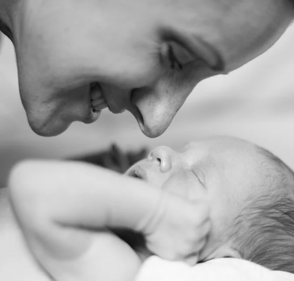 母亲和一个刚出生的婴儿男孩 — 图库照片