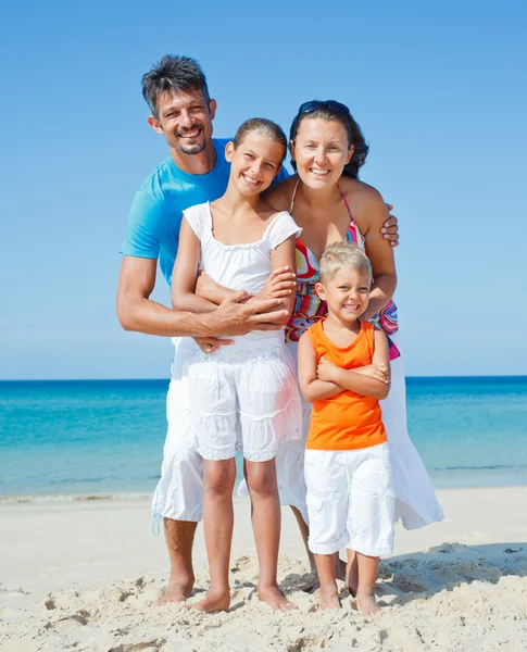 Family on tropical beach — Stock Photo, Image