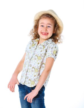 Kız şapka giyiyor.