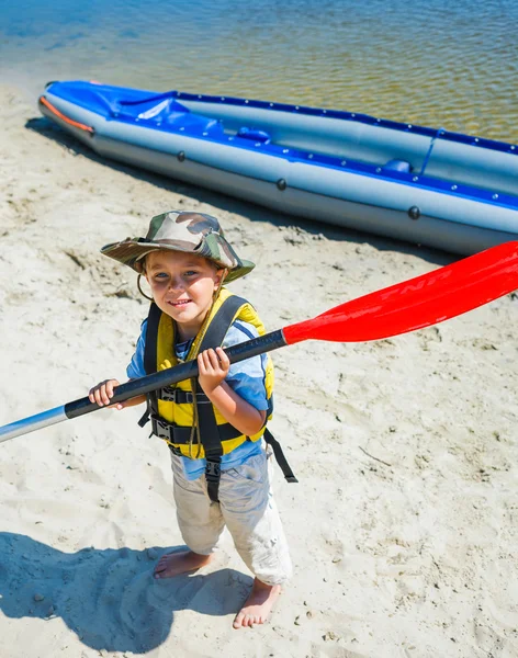 Pojke kajakpaddling — Stockfoto