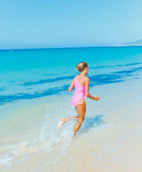 Tjej går längs stranden. — Stockfoto