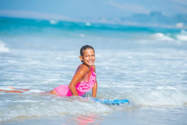 Zomervakantie - surfer girl. — Stockfoto