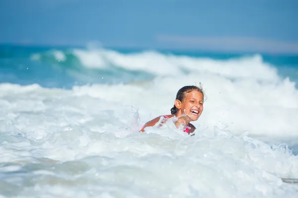 Vacaciones de verano - chica surfista . — Foto de Stock
