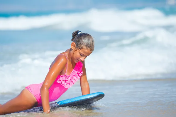 Zomervakantie - surfer girl. — Stockfoto