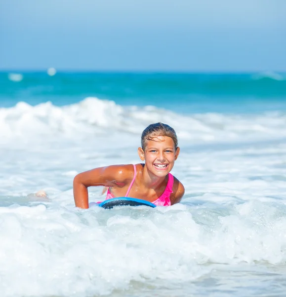 Férias de verão - menina surfista . — Fotografia de Stock