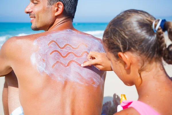 Applying sun cream — Stock Photo, Image