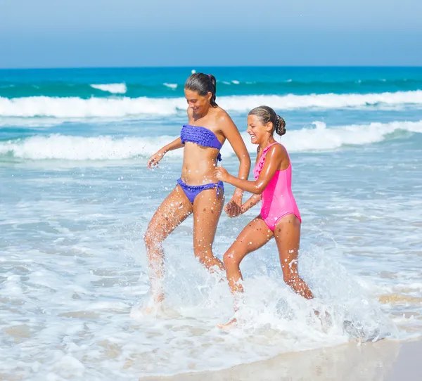 Mädchen laufen Strand — Stockfoto