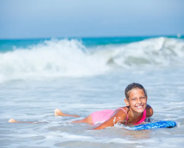 Καλοκαιρινές διακοπές - surfer κορίτσι. — Φωτογραφία Αρχείου