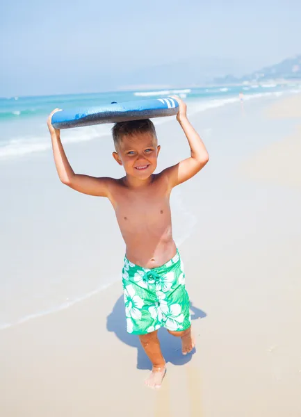 Boy has fun with the surfboard — Stock Photo, Image