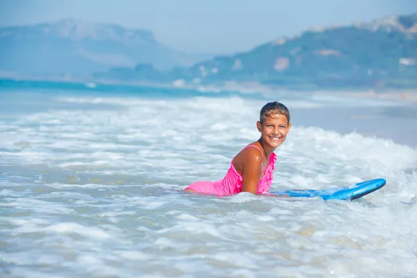 Zomervakantie - surfer girl. — Stockfoto