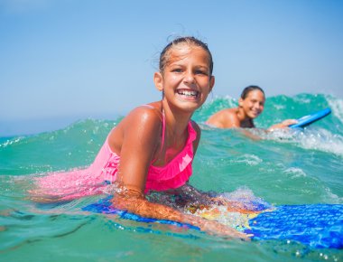 yaz tatili - sörfçü kızlar.