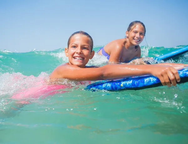 Yaz tatili - sörfçü kızlar. — Stok fotoğraf