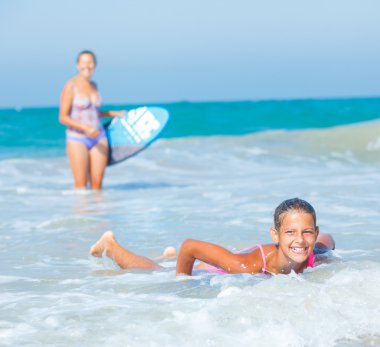yaz tatili - sörfçü kız.