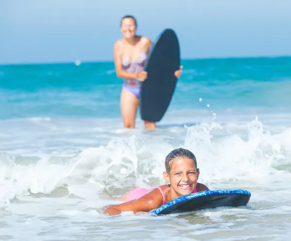 Sommerferien - Surfermädchen. — Stockfoto