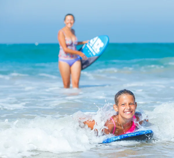 Férias de verão - menina surfista . — Fotografia de Stock