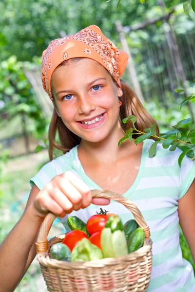 Meisje met groenten — Stockfoto