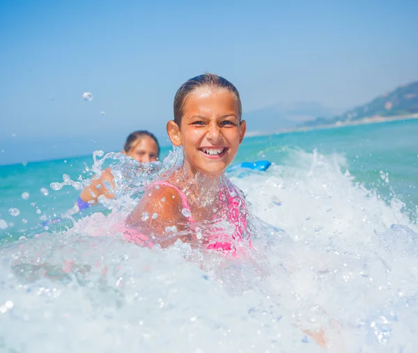 Férias de verão - meninas surfistas . — Fotografia de Stock