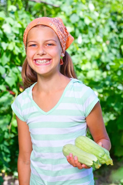 Meisje met groenten — Stockfoto