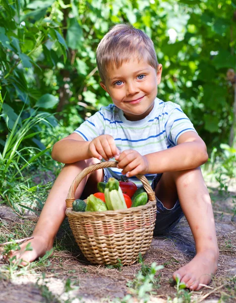 Jongen met groenten — Stockfoto