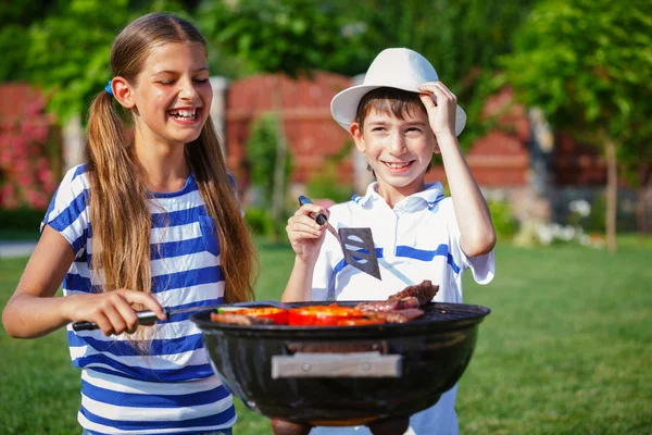 Kinderen hebben een barbecue-partij — Stockfoto