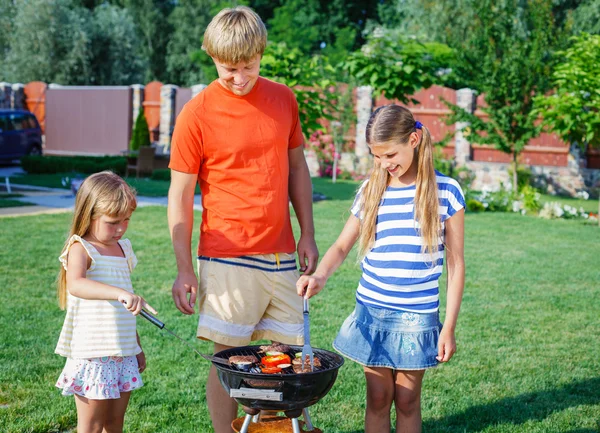 Familie met barbecue — Stockfoto