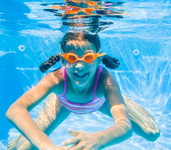 Mädchen unter Wasser — Stockfoto