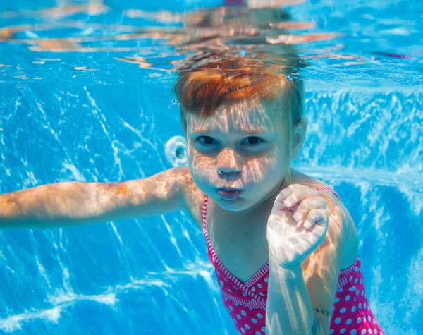 Chica bajo el agua — Foto de Stock