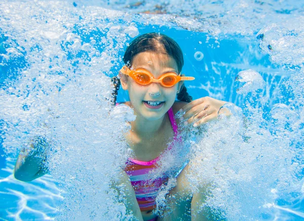 Underwater glad söt tjej i poolen — Stockfoto