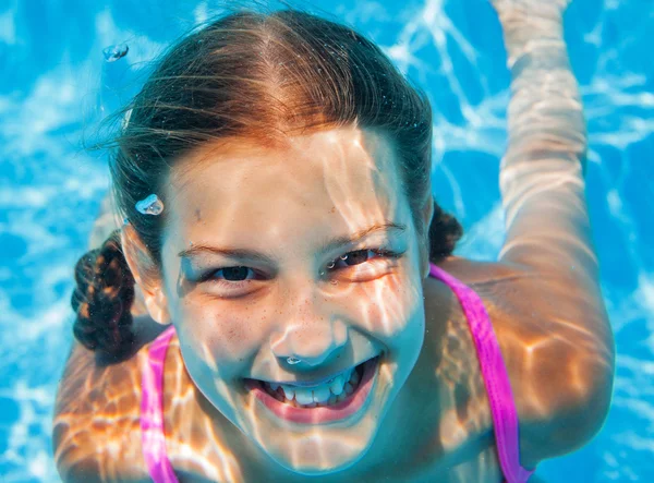 Mädchen unter Wasser — Stockfoto