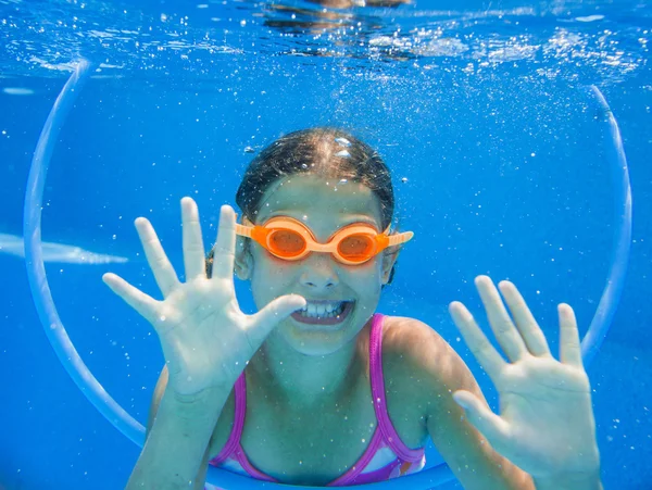 Chica bajo el agua — Foto de Stock