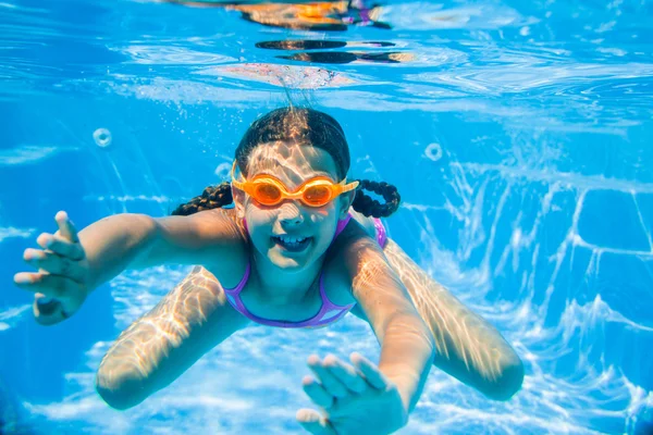 Mädchen unter Wasser — Stockfoto