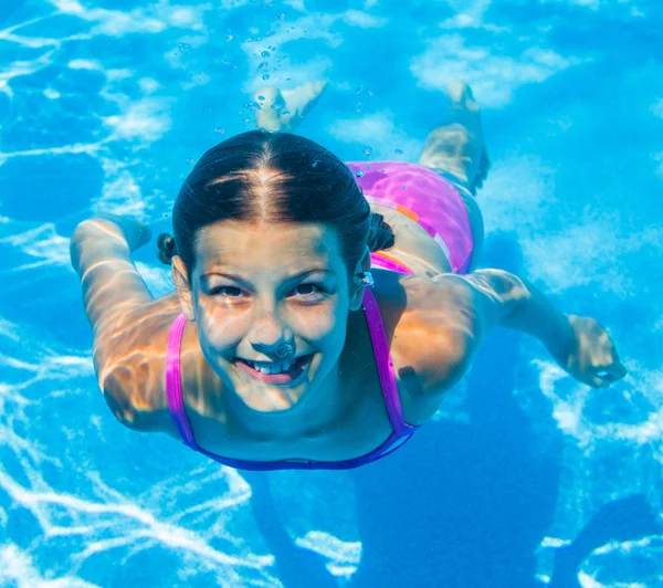 Подводная девочка — стоковое фото