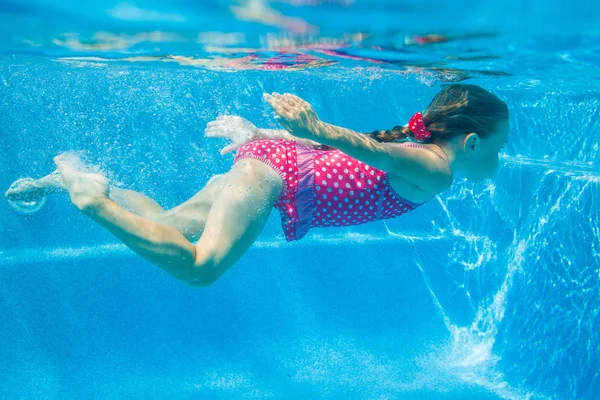 Flicka simma under vattnet — Stockfoto