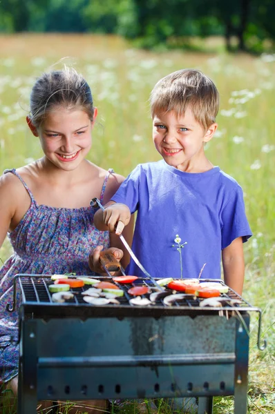 Dzieci przyjęcie przy grillu — Zdjęcie stockowe