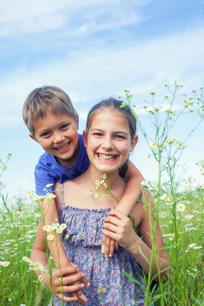 Enfants avec des fleurs sauvages de printemps — Photo